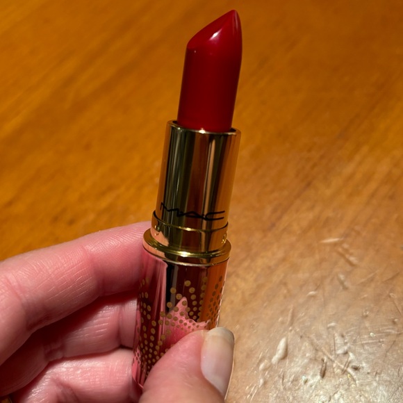 MAC Lustreglass Lipstick Put A Bow On It - Picture 6 of 16